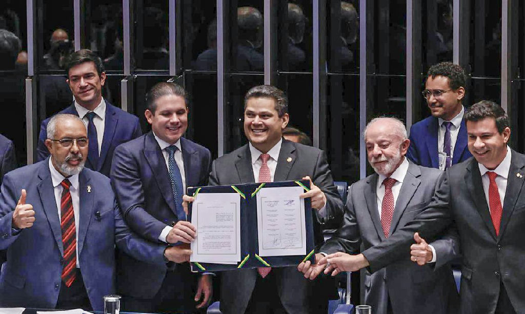 Alcolumbre rompe protocolo no Congresso e homenageia Paulo Paim em dia histórico