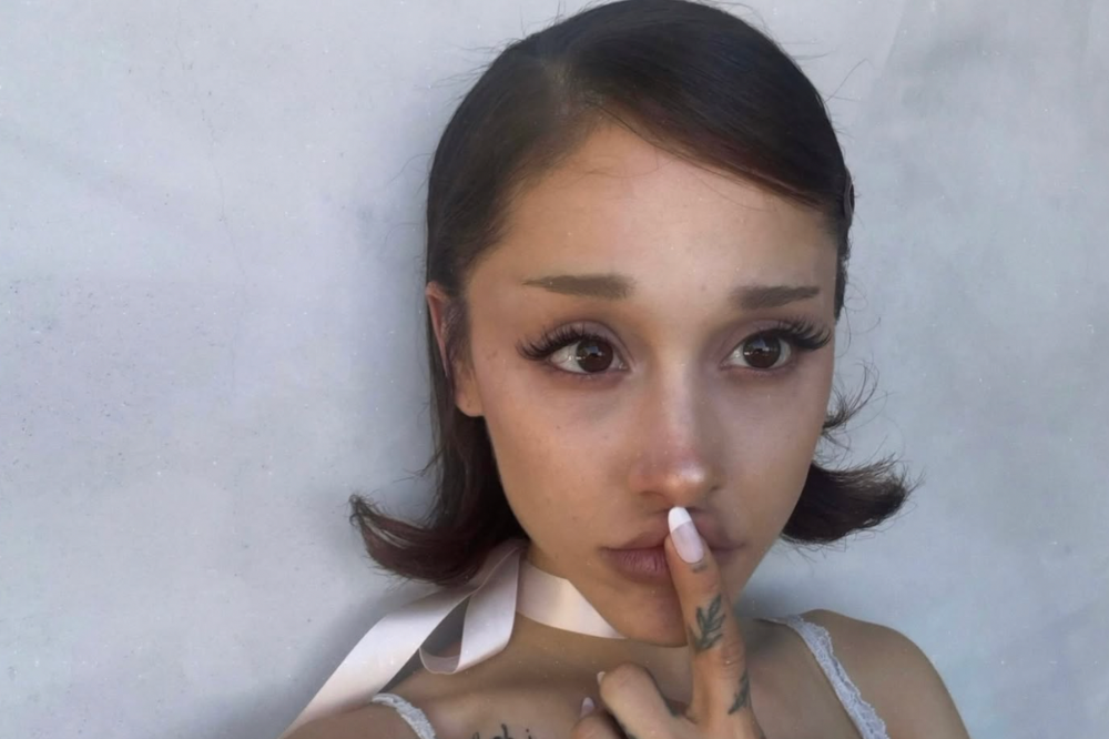 Ariana Grande surpreende fãs e adota corte bob com inspiração retrô