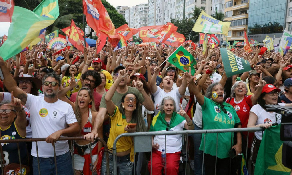 Ato cultural em Copacabana reúne multidão em defesa da democracia e de Lula