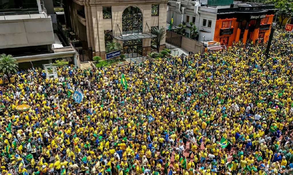 Ato na Avenida Paulista reúne apoiadores de Flávio Bolsonaro na reta final da eleição