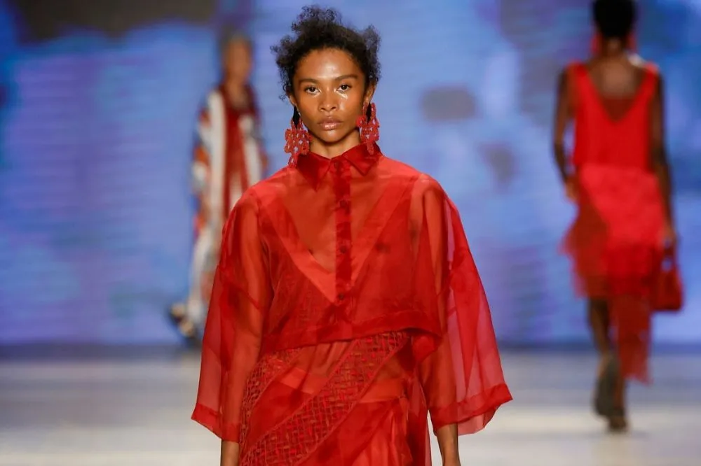 Catarina Mina celebra o sertão e resgata saberes manuais em desfile no SPFW N61
