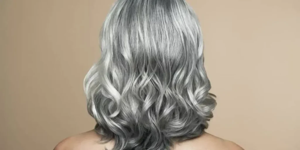 Cuidados essenciais e cinco produtos para manter o cabelo branco luminoso