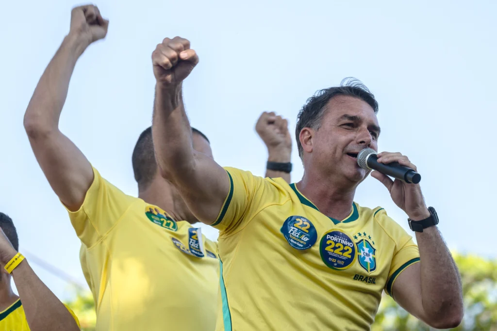 Debate presidencial recoloca na pauta a morte de Ana Clara e a atuação de Flávio Bolsonaro