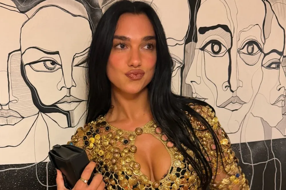 Dua Lipa usa trench coat em Nova York e define tendência para visuais casuais