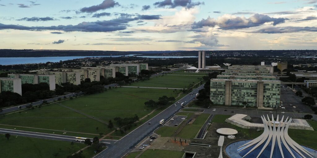 Eleições 2026: Flávio defende privatizações e Lula aposta em estatais