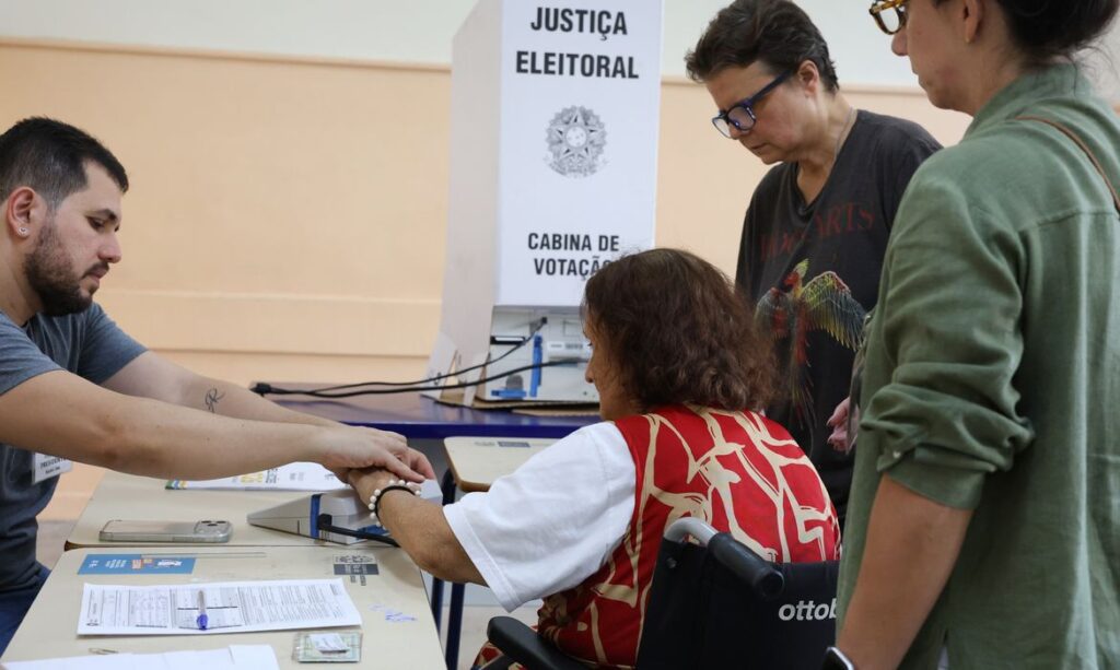 Eleitores com 70 anos ou mais aumentam participação nas urnas em 43%
