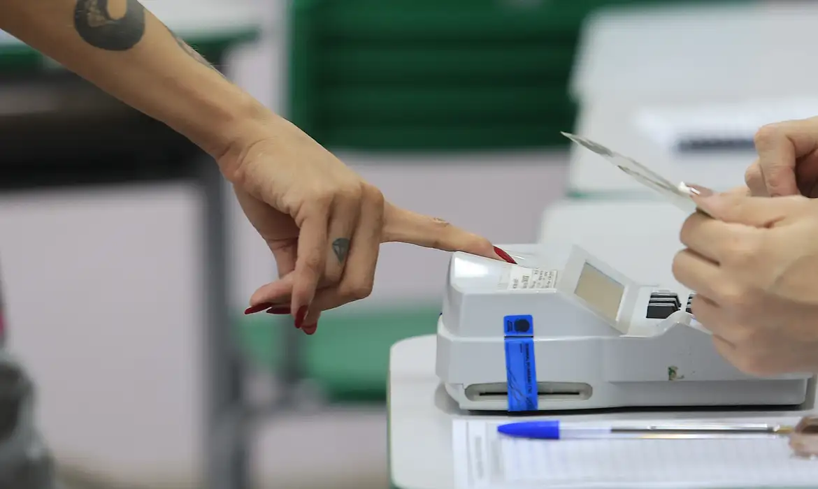 Eleitores enfrentam chuva e garantem presença cedo nas urnas do Rio
