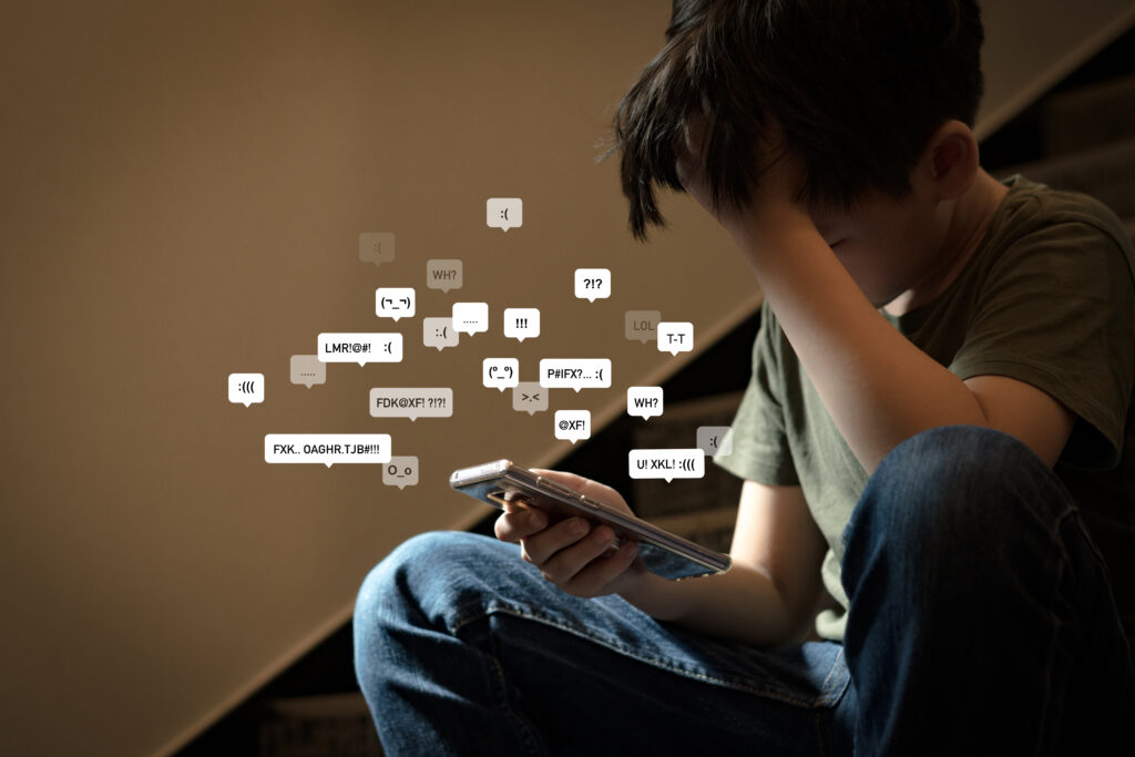 Entenda o que é o cyberbullying, como reunir provas e onde buscar apoio