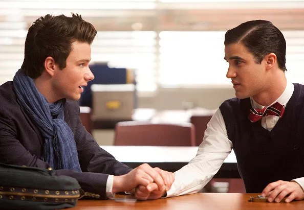 Ex-astros de glee, darren criss e chris colfer cantam dueto surpresa em londres