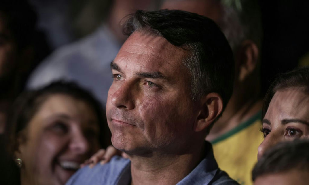 Flávio bolsonaro evita detalhar propostas e faz acusações durante sabatina na tv