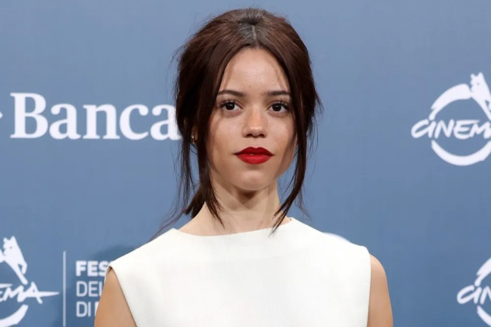 Jenna ortega surpreende no festival de roma com vestido vintage de 1966