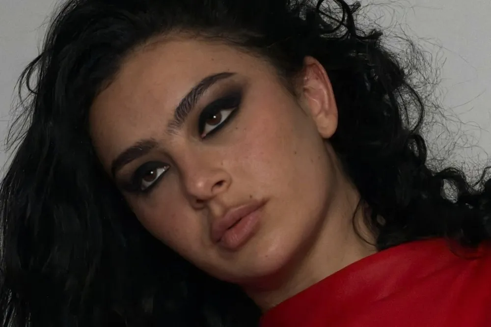 Lollapalooza 2027 escala Charli xcx como primeira headliner para celebrar seus 15 anos
