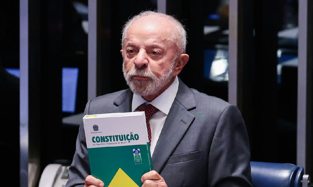Lula comemora fim da jornada 6x1 em campanha em minas gerais