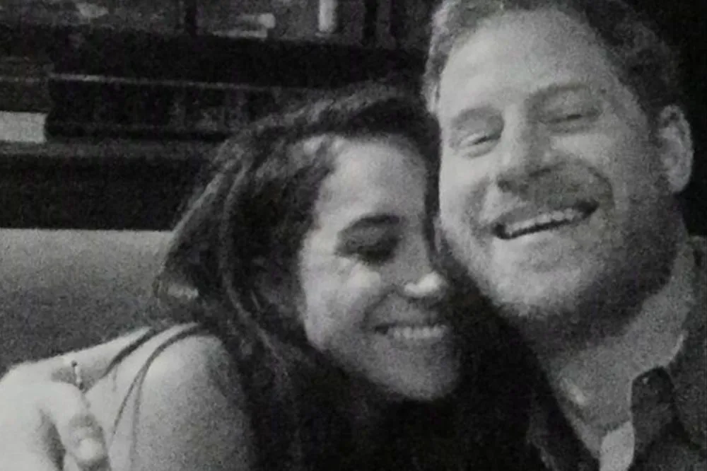 Meghan Markle aposta em monocromático vinho em retorno público ao lado de Harry