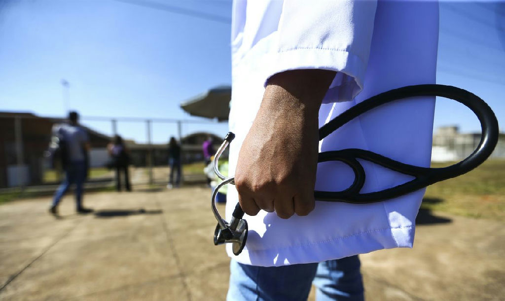 Novos médicos terão de passar por exame obrigatório aprovado pelo Congresso para atuar no país