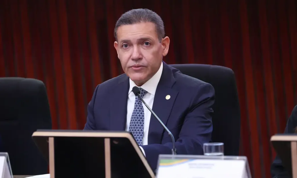 Nunes Marques determina suspensão de postagens ilegais contra Lula