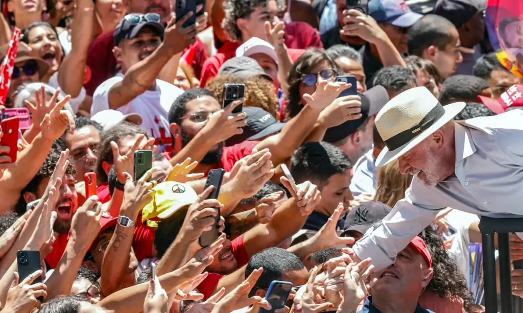 Nunes Marques telefona para Lula e Flávio Bolsonaro após o fim da votação