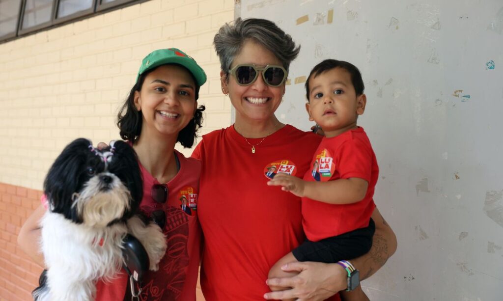 Pais levam filhos às urnas no segundo turno para ensinar democracia na prática