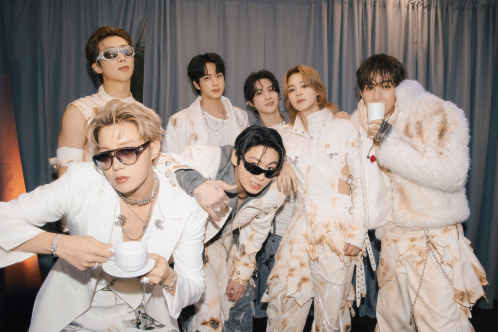Passagem do BTS por São Paulo gera críticas do ARMY por telões e loja pop-up