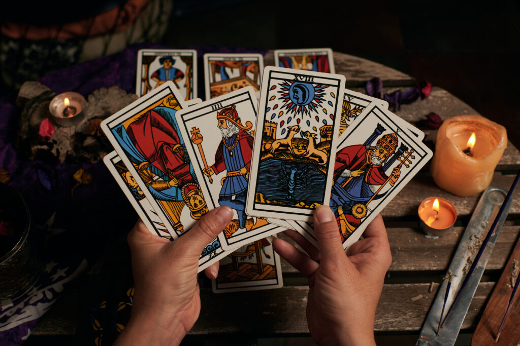 Por que formular perguntas fechadas ao tarot limita a leitura