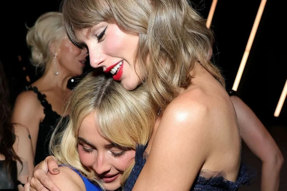 Taylor Swift e Sabrina Carpenter desfilam com unhas de glitter e ditam tendência de beleza