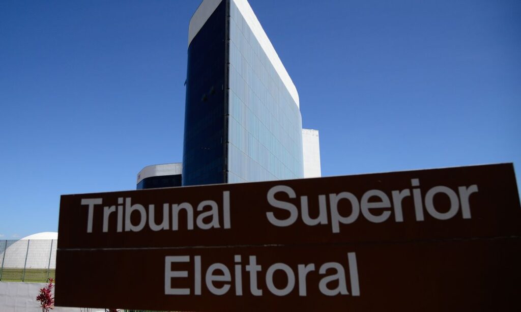 Tribunal Superior Eleitoral estuda silenciar grandes canais políticos no Whatsapp antes da votação