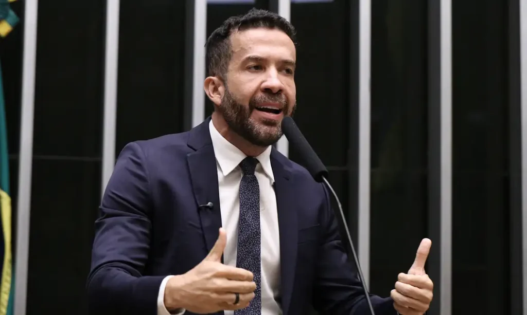 UTI em São Paulo recebe deputado André Janones após crise de arritmia