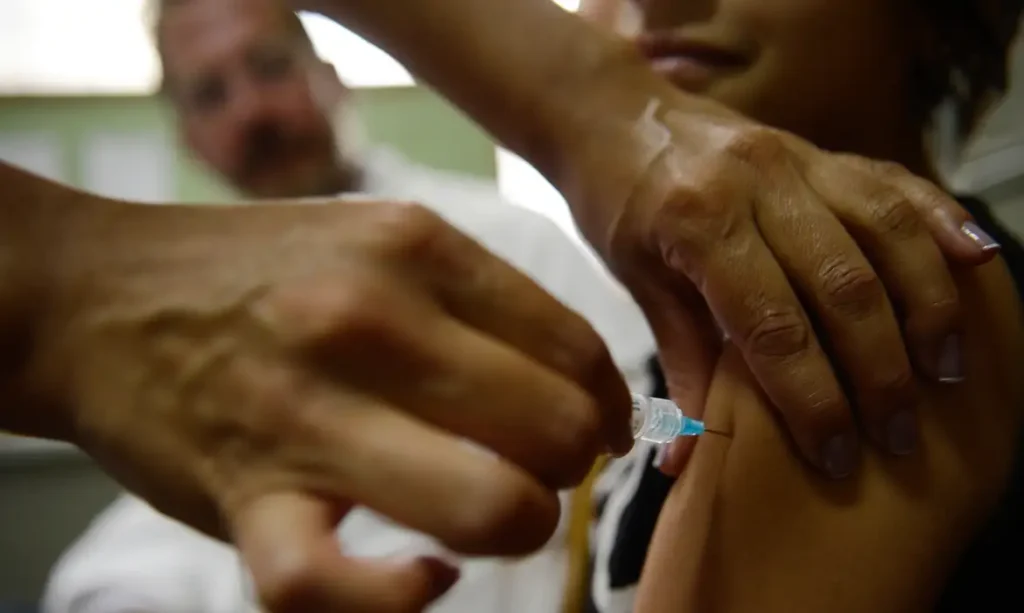 Vacina contra HPV reduz drasticamente consultas por lesões no SUS