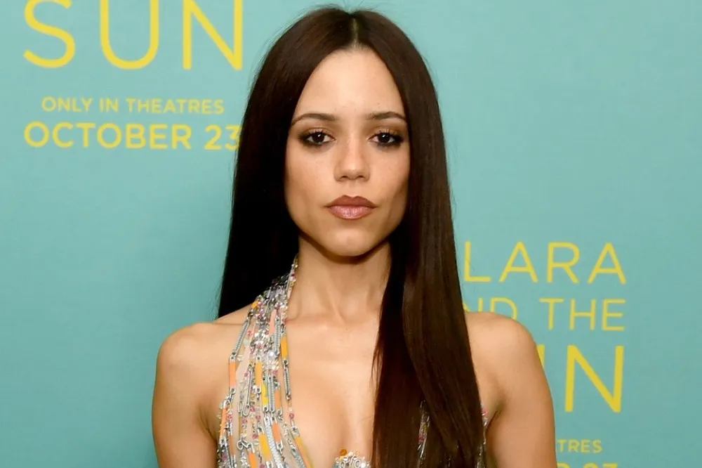 Vestido de aço de Jenna Ortega em evento de filme impressiona o público