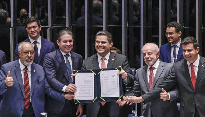 Alcolumbre rompe protocolo no Congresso e homenageia Paulo Paim em dia histórico