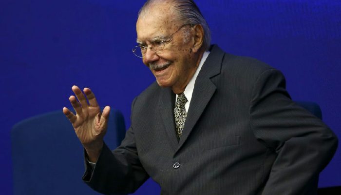 Após nove dias internado em São Luís, ex-presidente José Sarney deixa o hospital