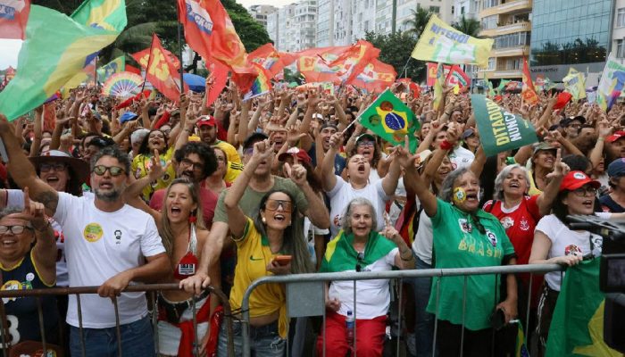 Ato cultural em Copacabana reúne multidão em defesa da democracia e de Lula