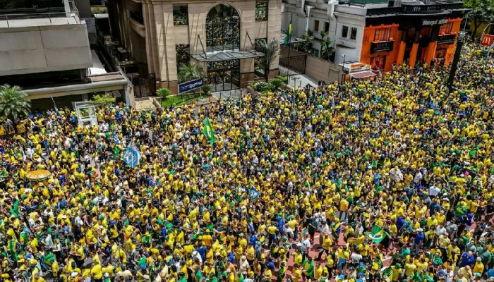 Ato na Avenida Paulista reúne apoiadores de Flávio Bolsonaro na reta final da eleição