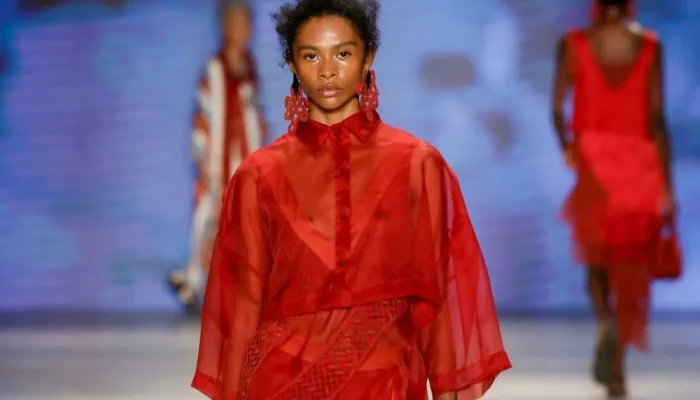 Catarina Mina celebra o sertão e resgata saberes manuais em desfile no SPFW N61