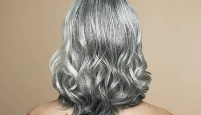Cuidados essenciais e cinco produtos para manter o cabelo branco luminoso