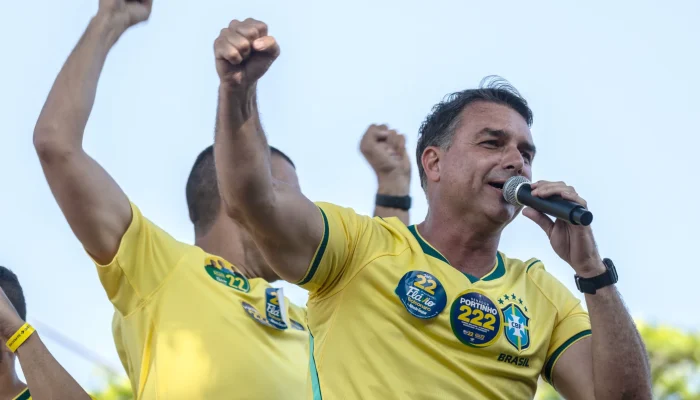 Debate presidencial recoloca na pauta a morte de Ana Clara e a atuação de Flávio Bolsonaro