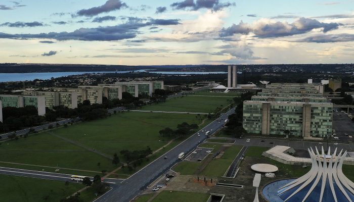 Eleições 2026: Flávio defende privatizações e Lula aposta em estatais