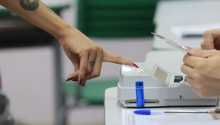 Eleitores enfrentam chuva e garantem presença cedo nas urnas do Rio