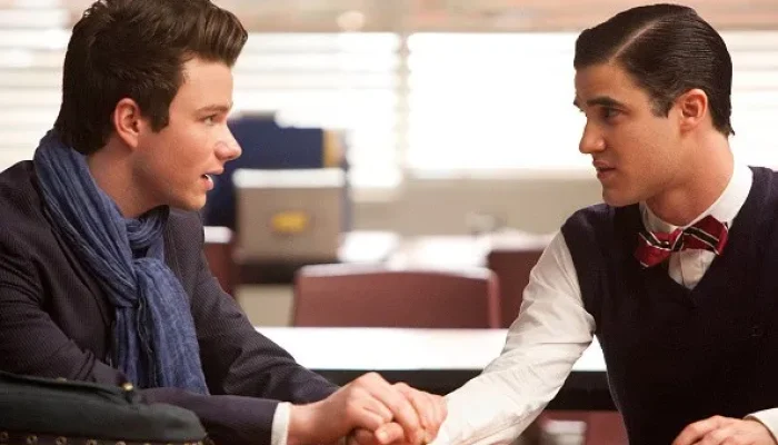 Ex-astros de glee, darren criss e chris colfer cantam dueto surpresa em londres