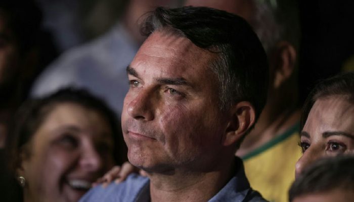 Flávio bolsonaro evita detalhar propostas e faz acusações durante sabatina na tv