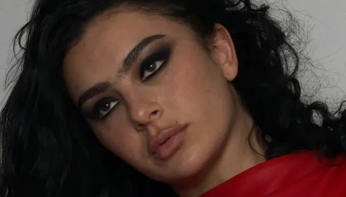 Lollapalooza 2027 escala Charli xcx como primeira headliner para celebrar seus 15 anos