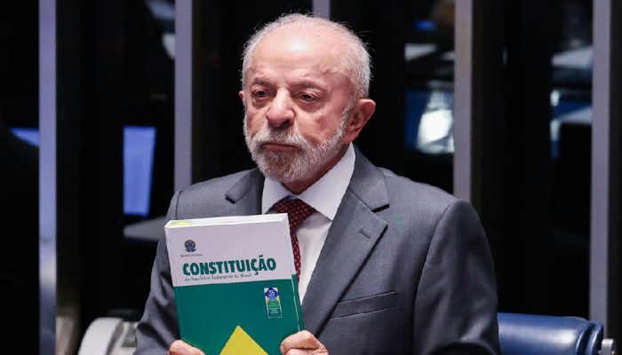 Lula comemora fim da jornada 6x1 em campanha em minas gerais
