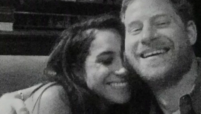 Meghan Markle aposta em monocromático vinho em retorno público ao lado de Harry