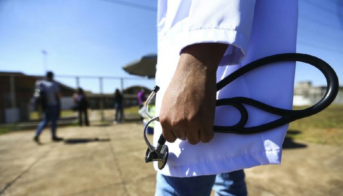 Novos médicos terão de passar por exame obrigatório aprovado pelo Congresso para atuar no país