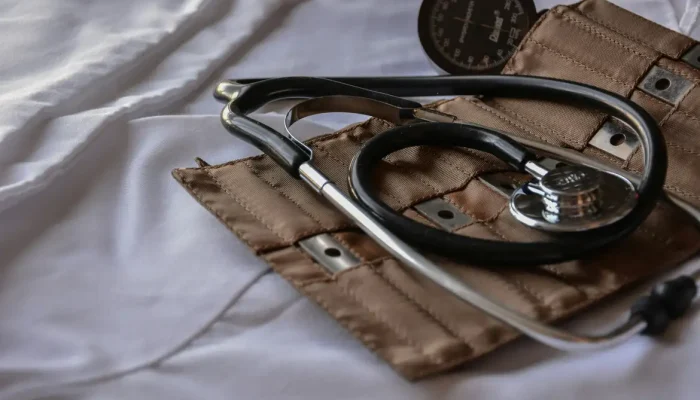 Obesidade e telas impulsionam hipertensão em 28% dos jovens conforme pesquisa