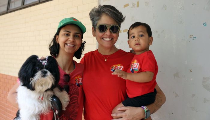 Pais levam filhos às urnas no segundo turno para ensinar democracia na prática