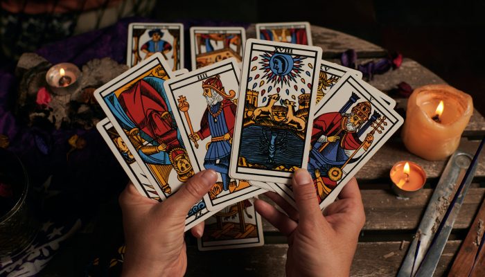 Por que formular perguntas fechadas ao tarot limita a leitura