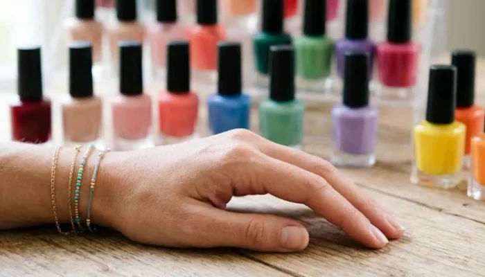 Quatro tons de esmalte valorizam e dão elegância a unhas curtas