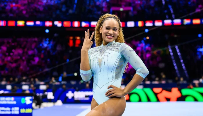 Rebeca Andrade conquista ouro no salto e faz história no Mundial
