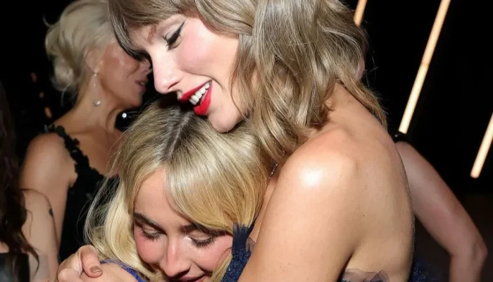 Taylor Swift e Sabrina Carpenter desfilam com unhas de glitter e ditam tendência de beleza